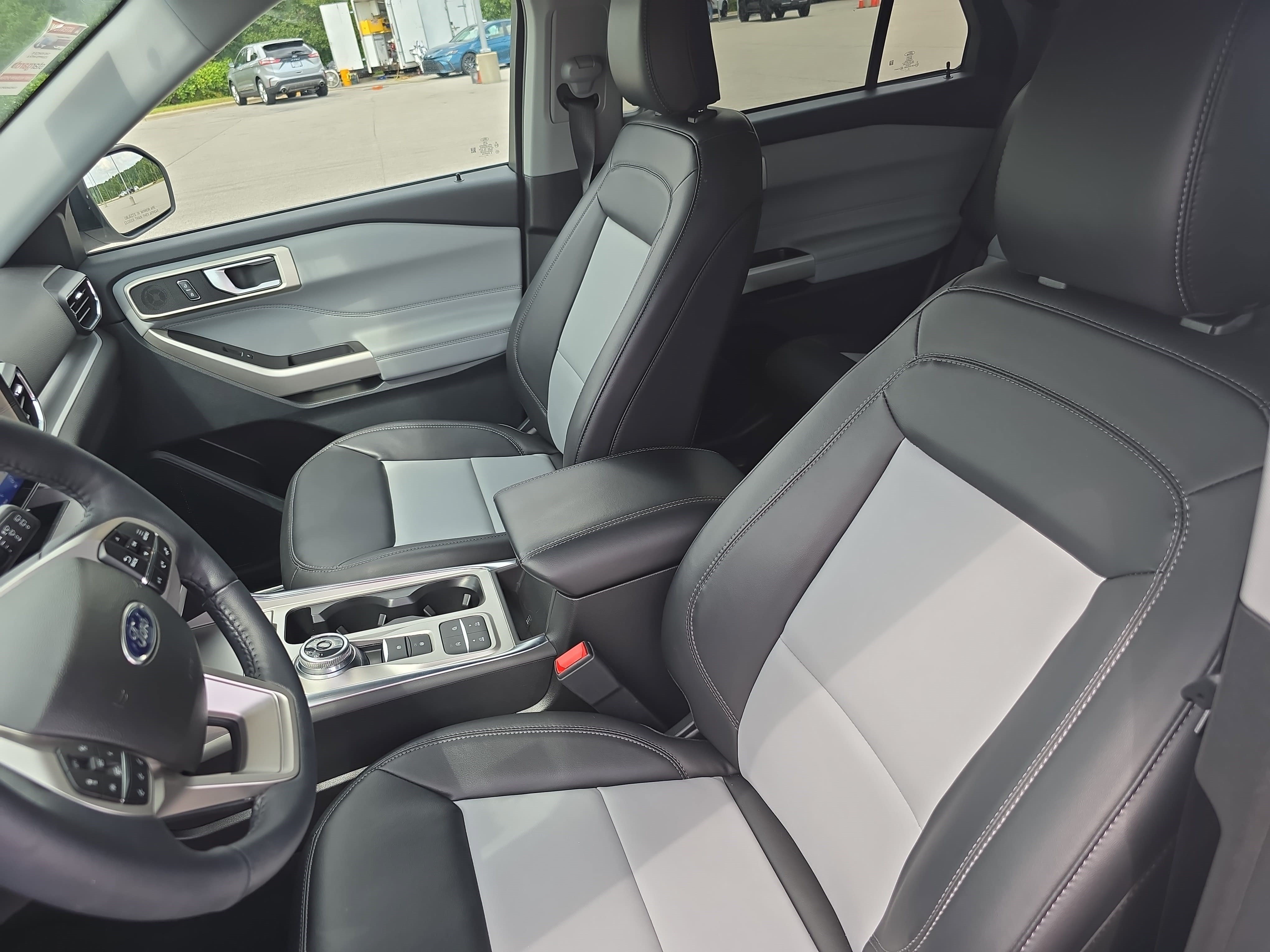 Used 2023 Ford Explorer XLT w/ Equipment Group 202A RWD image 17