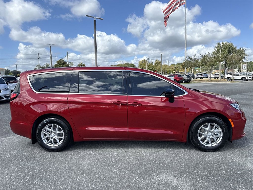 New 2026 Chrysler Pacifica Select image 2