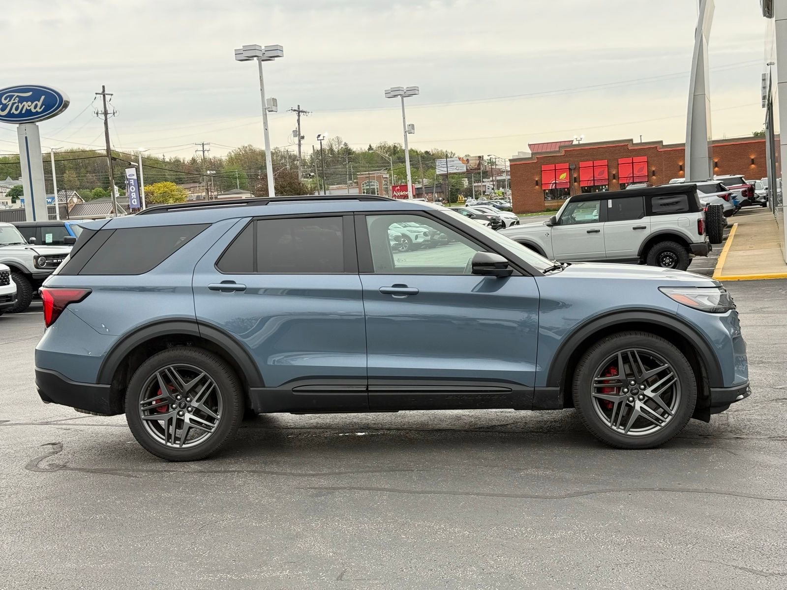 Used 2025 Ford Explorer ST w/ Sun And Sound Package AWD/4WD image 2