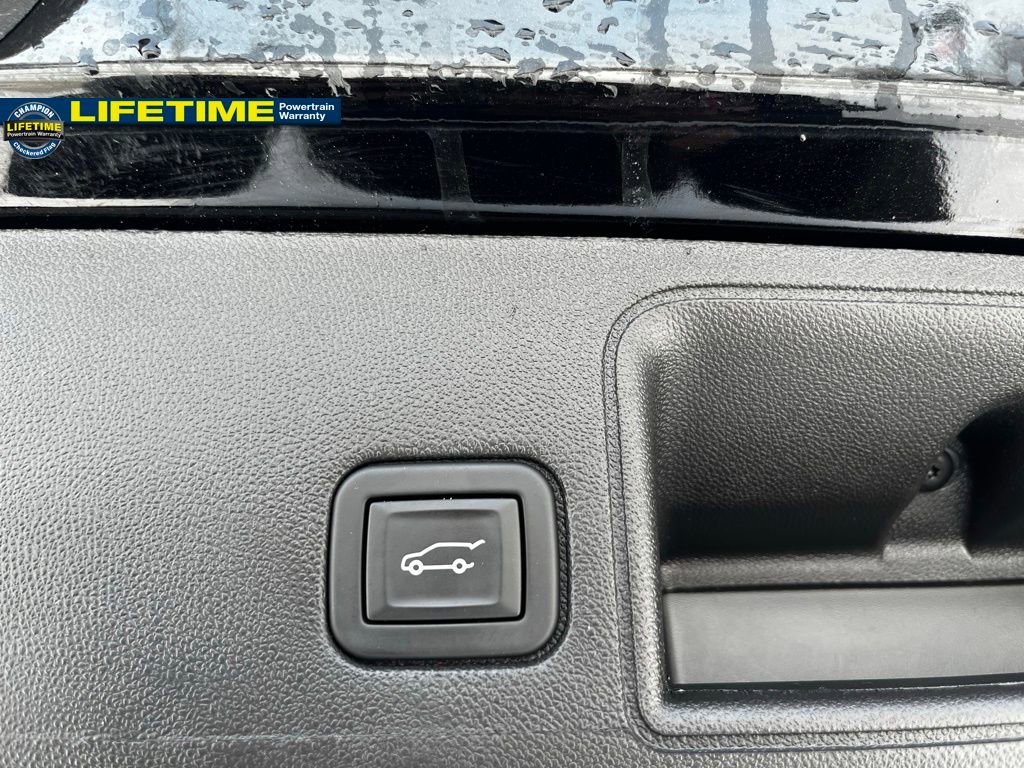 Used 2024 GMC Terrain SLT image 16