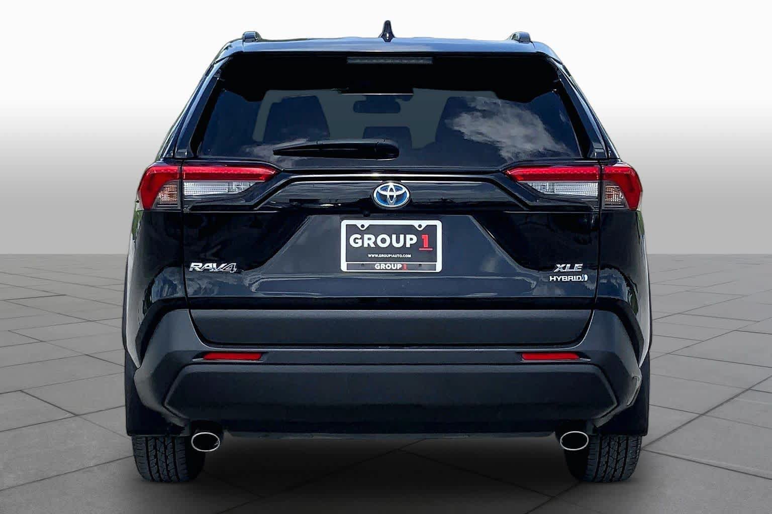 Used 2021 Toyota RAV4 XLE w/ XLE Grade Weather Package AWD/4WD image 5