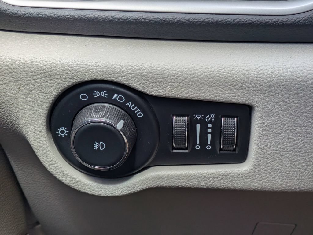 Used 2023 Chrysler Pacifica Touring-L FWD image 27