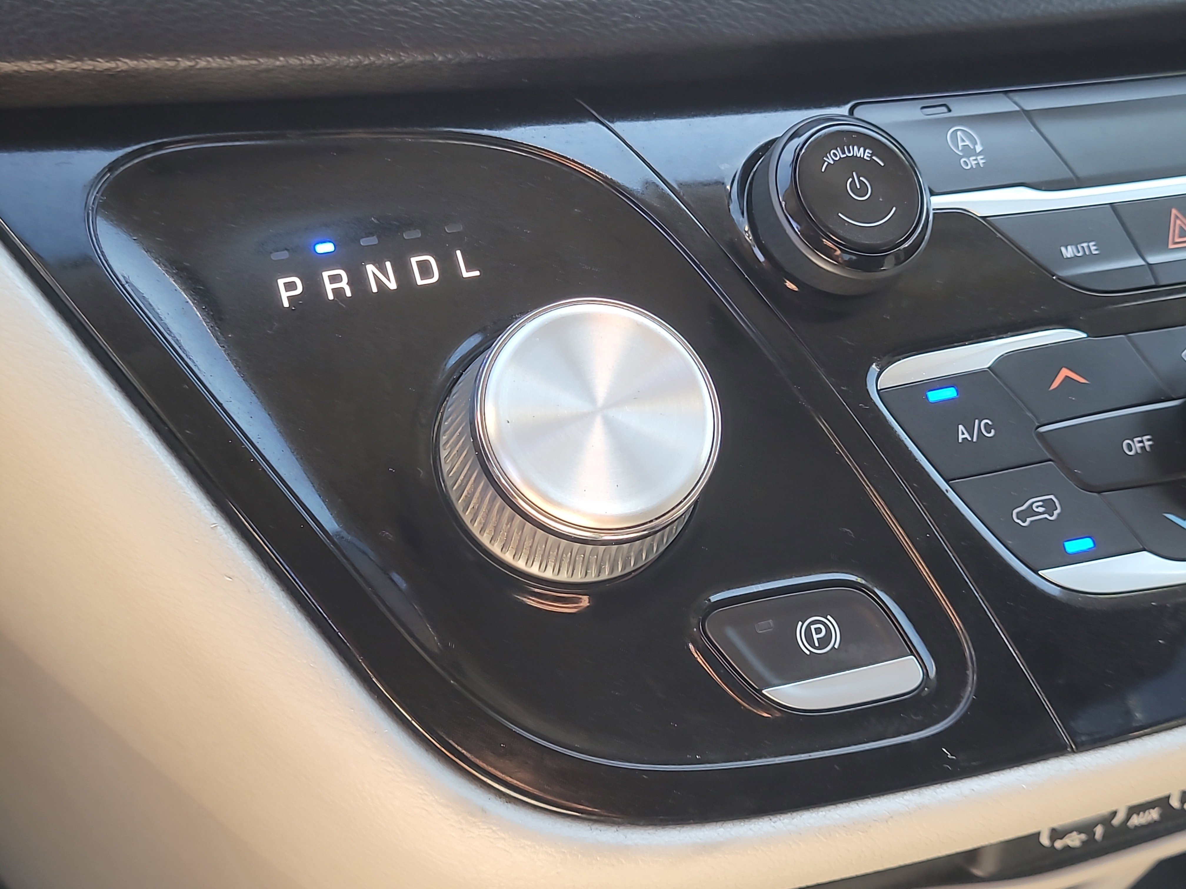 Used 2022 Chrysler Voyager LX image 27