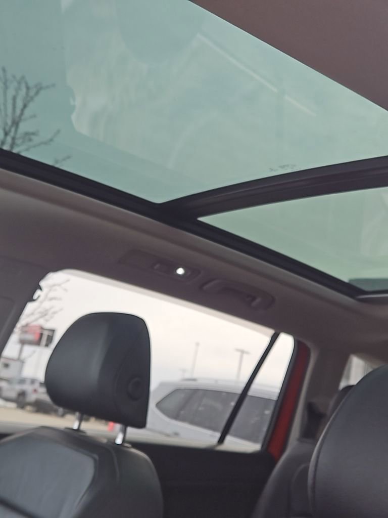 Used 2018 Volkswagen Tiguan SEL Premium w/ 3rd Row Seat Package image 13