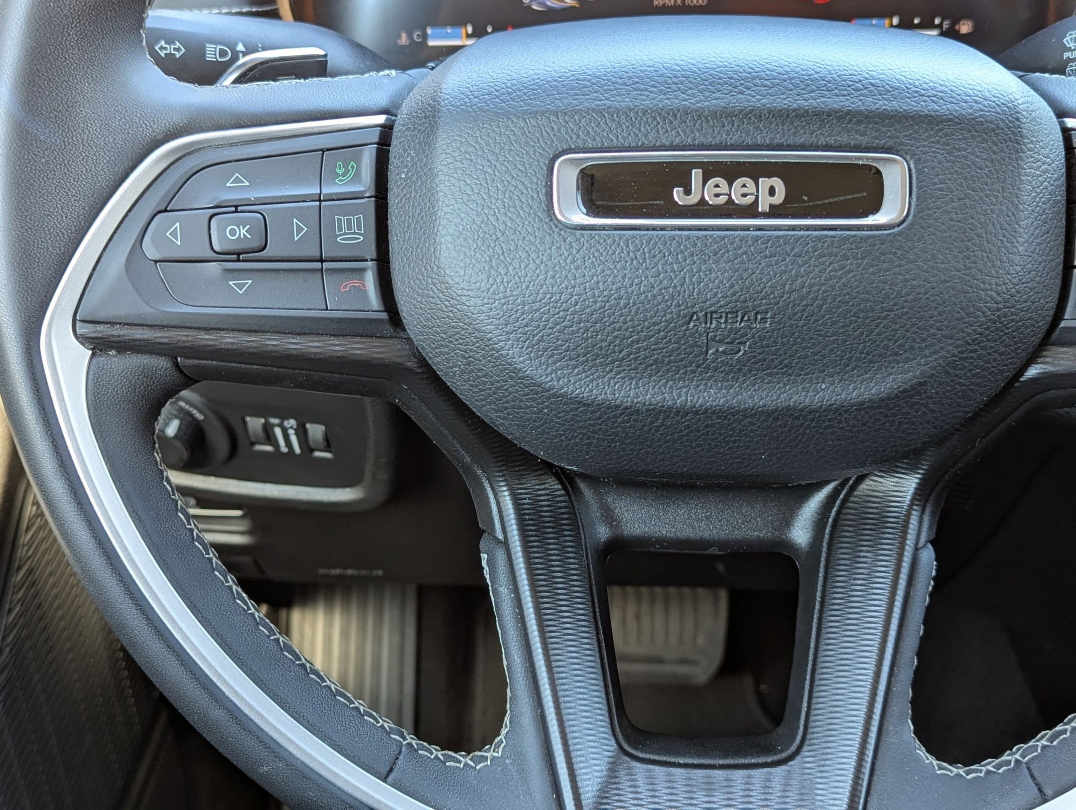 Used 2023 Jeep Grand Cherokee L Laredo image 21