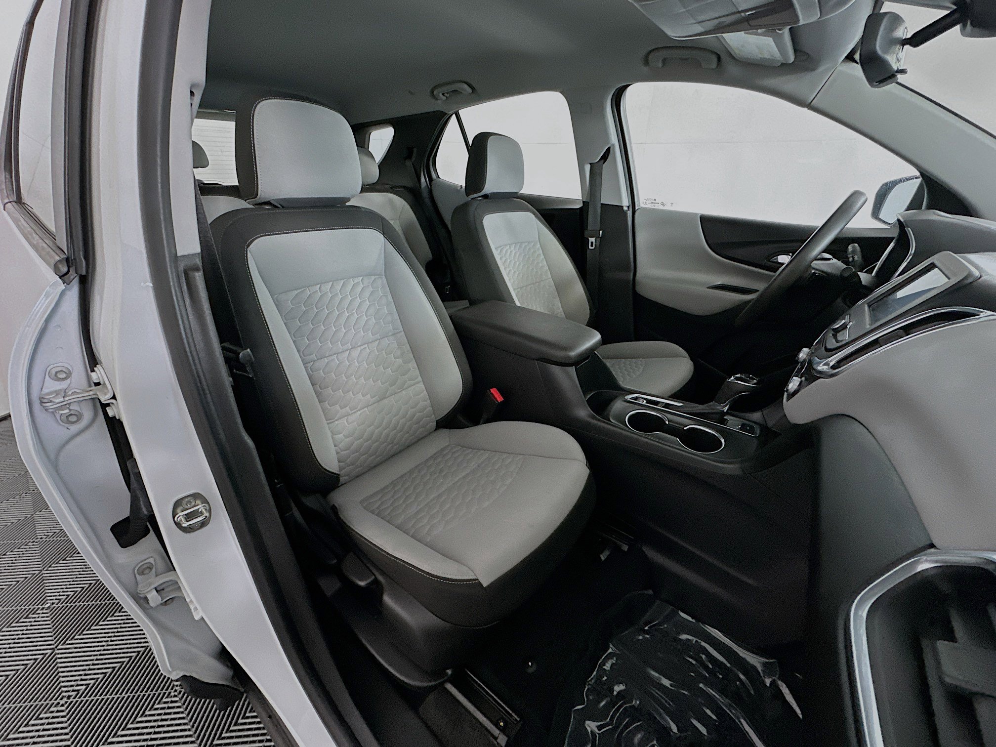 Used 2020 Chevrolet Equinox LS image 28