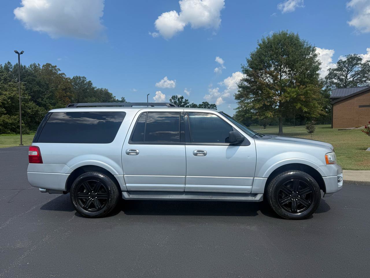 Used 2017 Ford Expedition EL XLT w/ Equipment Group 202A AWD/4WD image 2