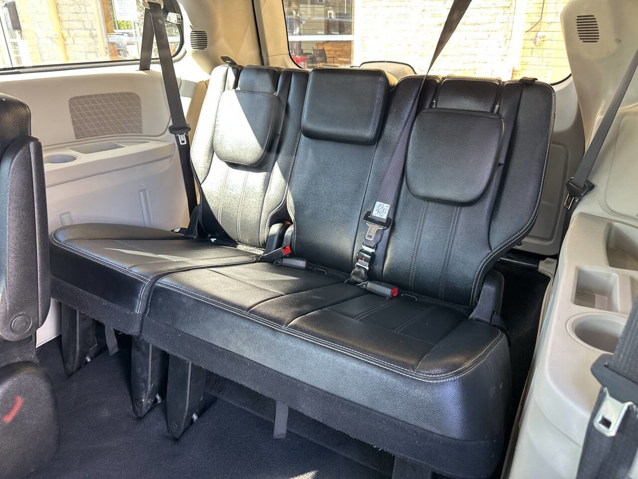 Used 2015 Chrysler Town & Country Touring image 8