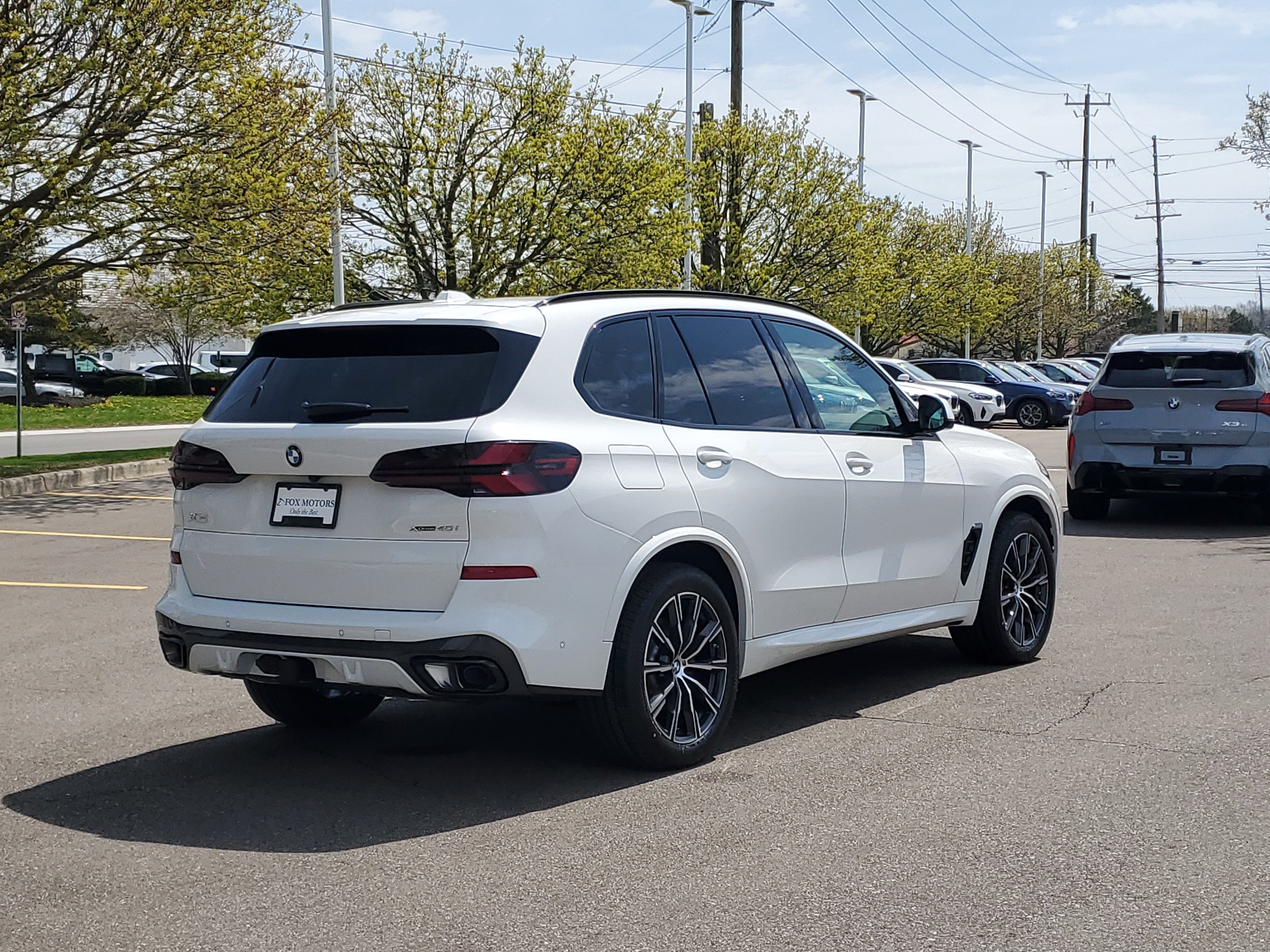 New 2026 BMW X5 xDrive40i w/ M Sport Package AWD/4WD image 3