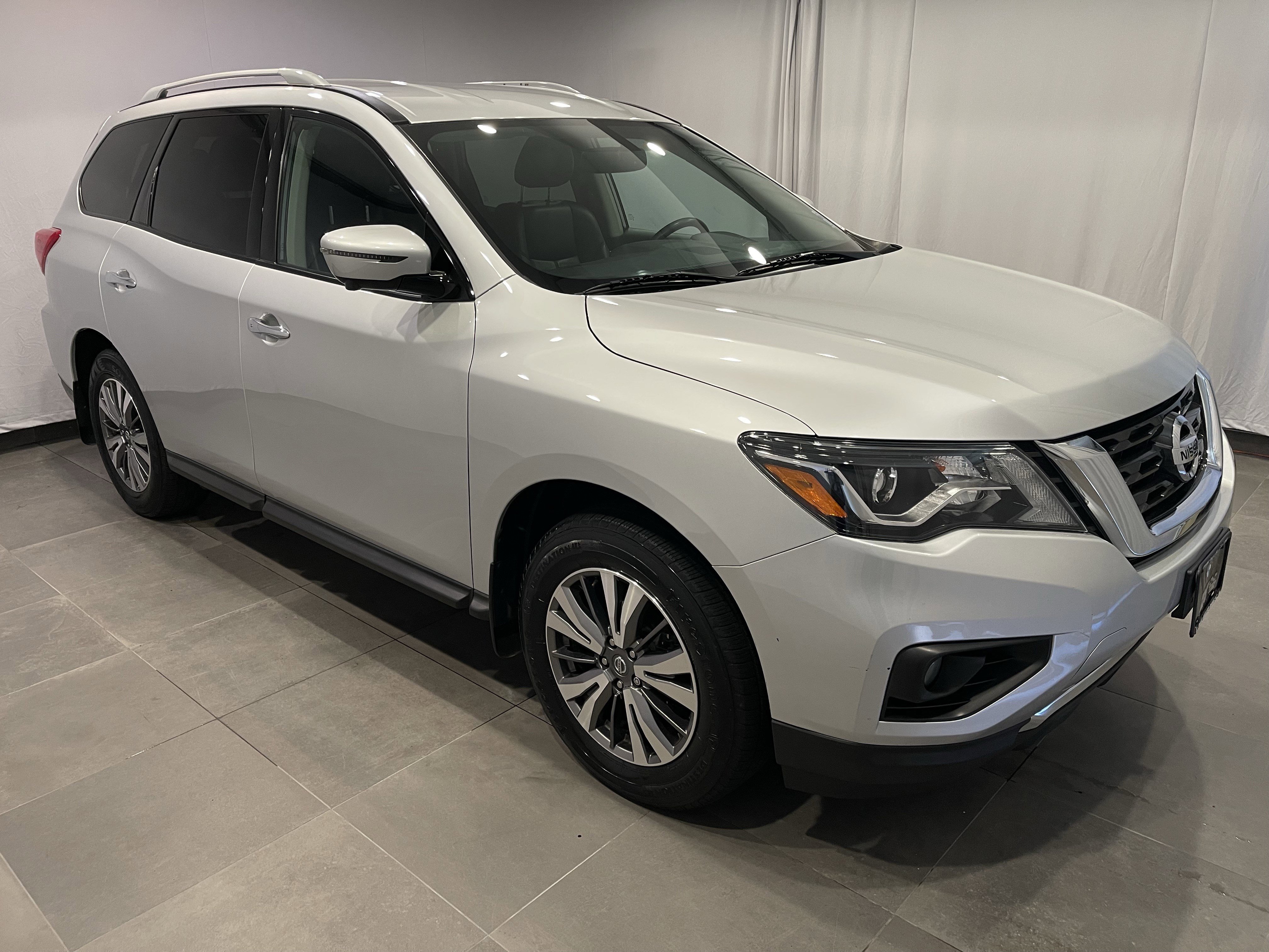 Used 2020 Nissan Pathfinder SL image 3
