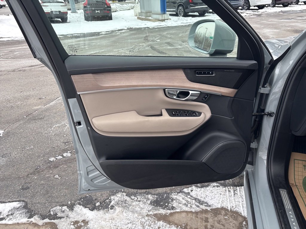 Certified 2025 Volvo XC90 B6 Plus image 17