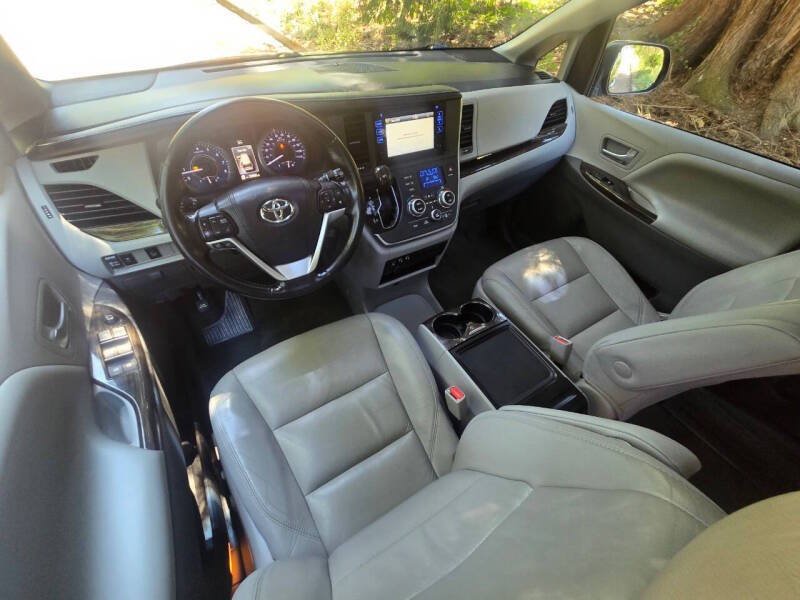 Used 2016 Toyota Sienna XLE FWD image 13