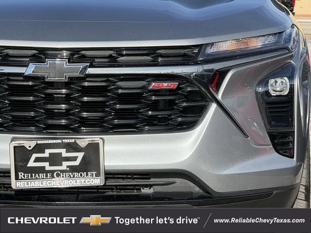 Used 2025 Chevrolet Trax RS w/ Sunroof Package FWD image 5