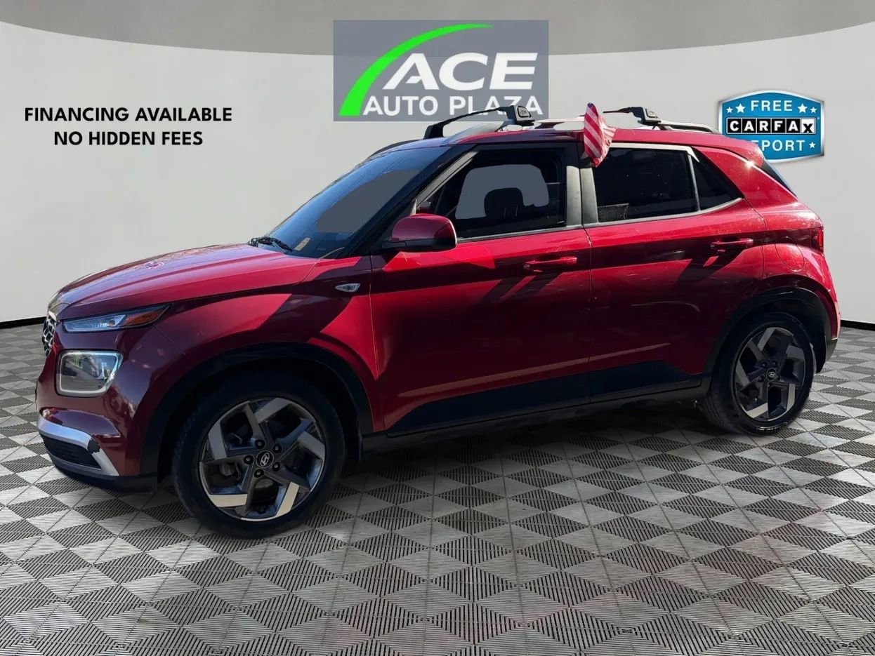Used 2023 Hyundai Venue SEL FWD image 2
