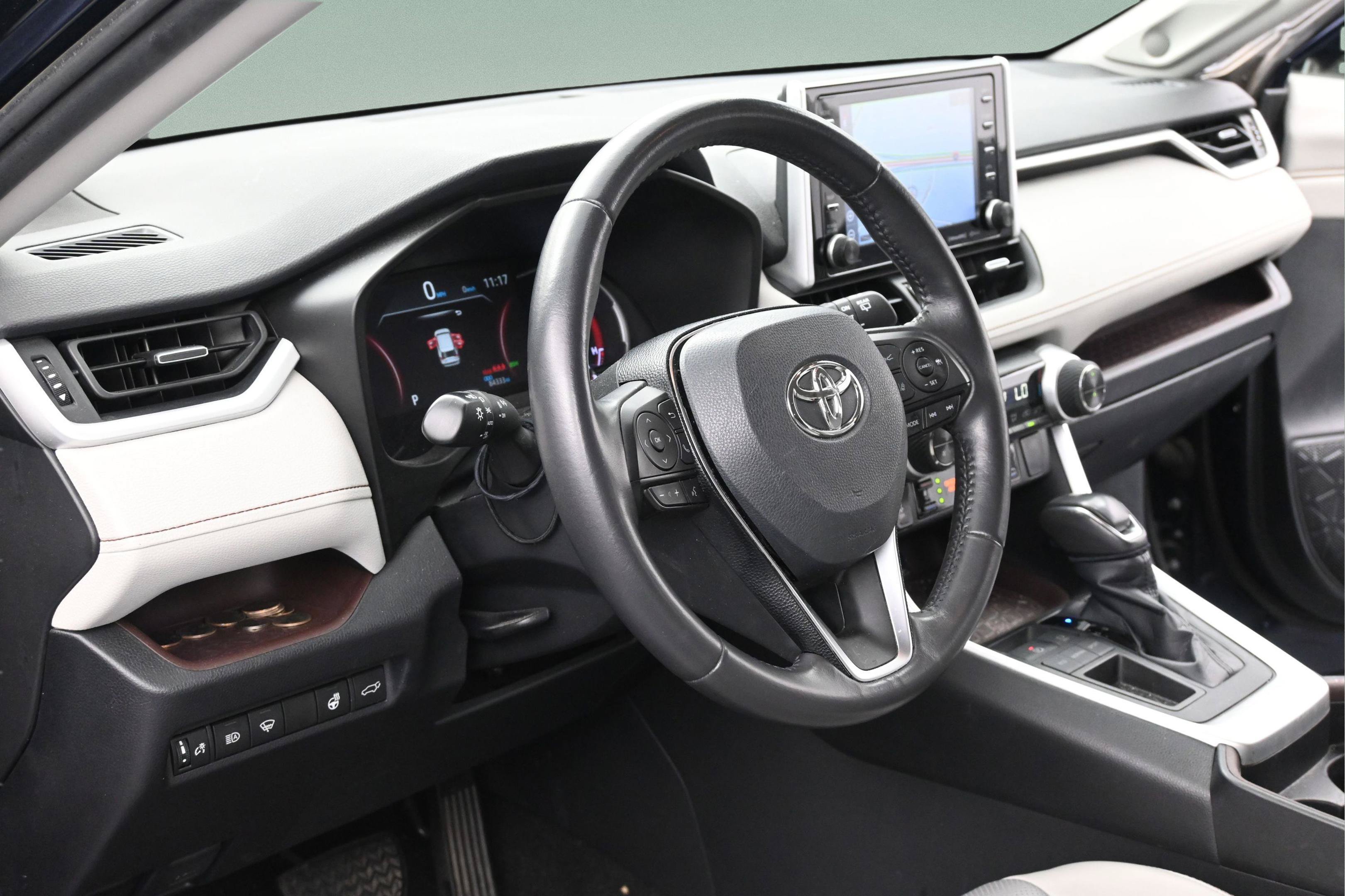 Used 2019 Toyota RAV4 Limited w/ Cold Weather Package FWD image 12