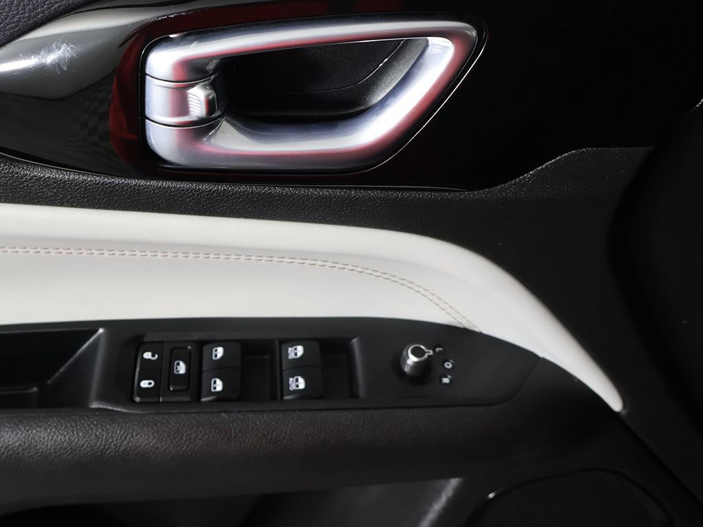 Used 2025 Jeep Compass Limited image 31