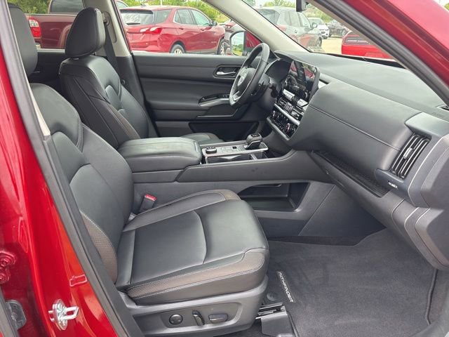 Used 2025 Nissan Pathfinder SL AWD/4WD image 18