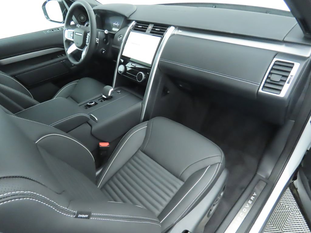 Used 2024 Land Rover Discovery Dynamic SE image 17