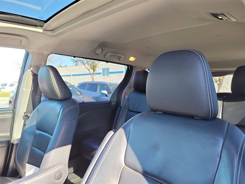 Used 2017 Toyota Sienna SE image 22