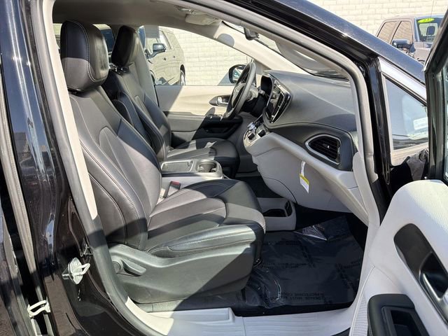 Used 2024 Chrysler Pacifica Limited FWD image 27
