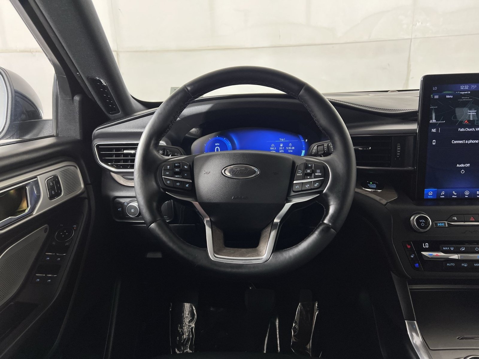 Used 2020 Ford Explorer Platinum w/ Premium Technology Package AWD/4WD image 16