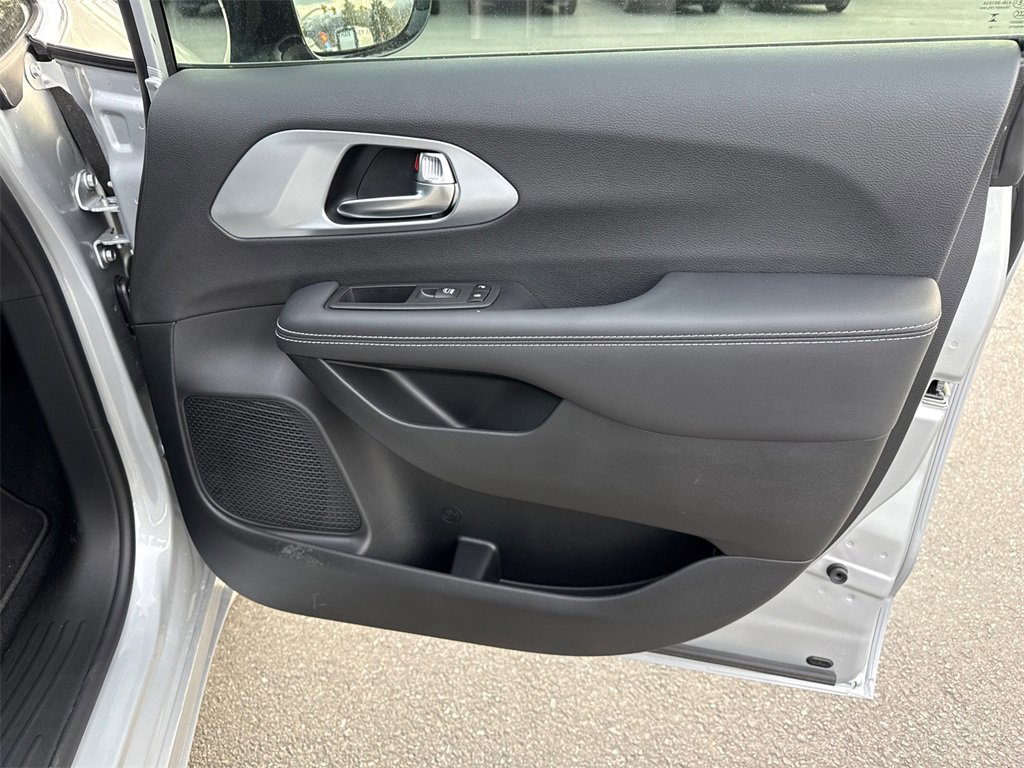 New 2026 Chrysler Pacifica Limited image 16