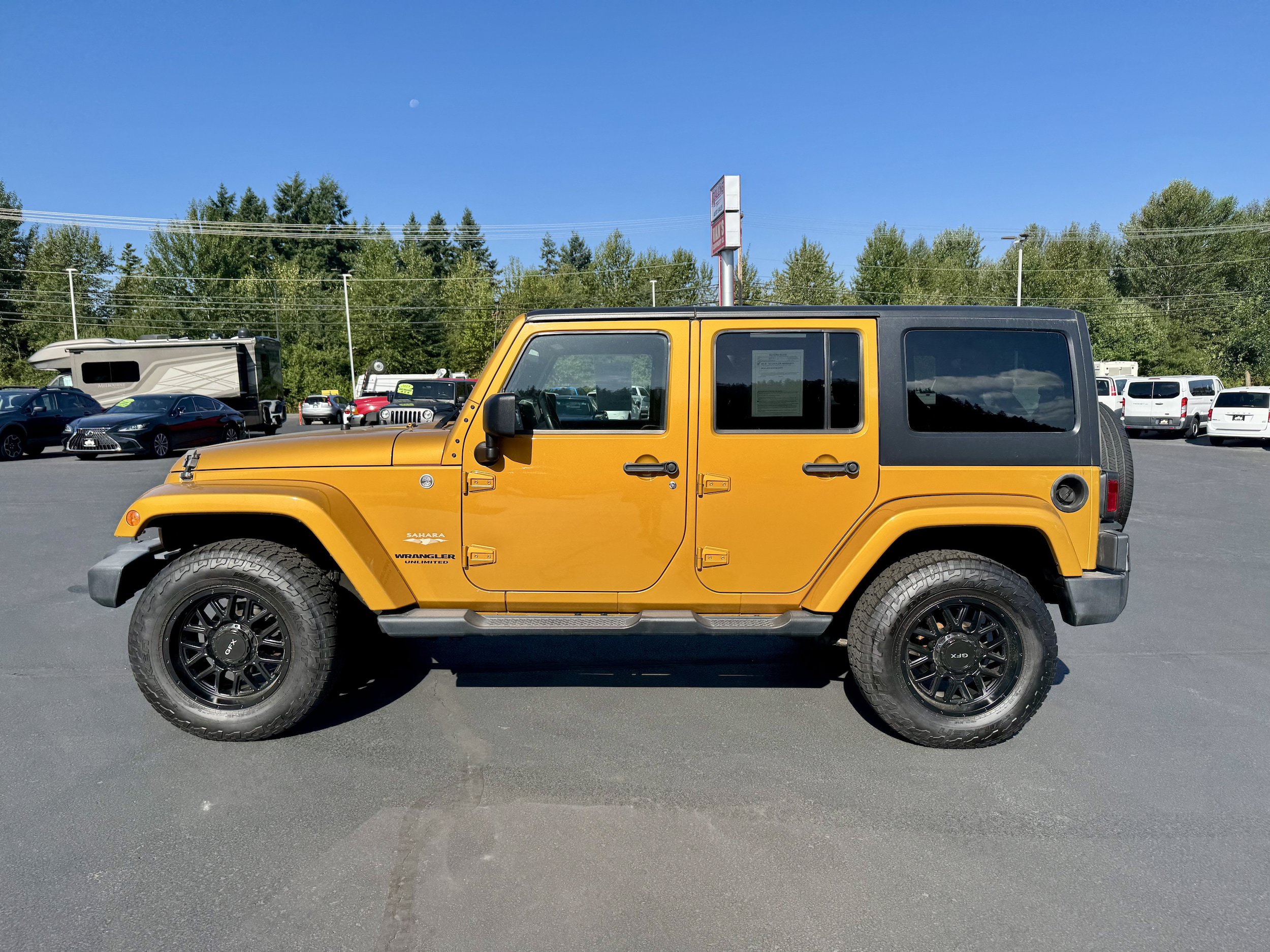 Used 2014 Jeep Wrangler Unlimited Sahara w/ Connectivity Group AWD/4WD image 7