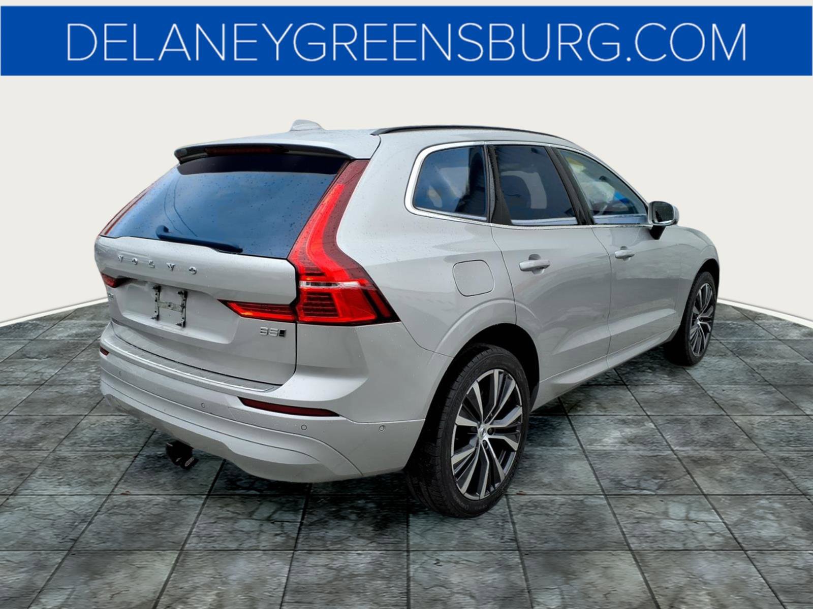 Used 2022 Volvo XC60 B5 Momentum w/ Advanced Package image 3