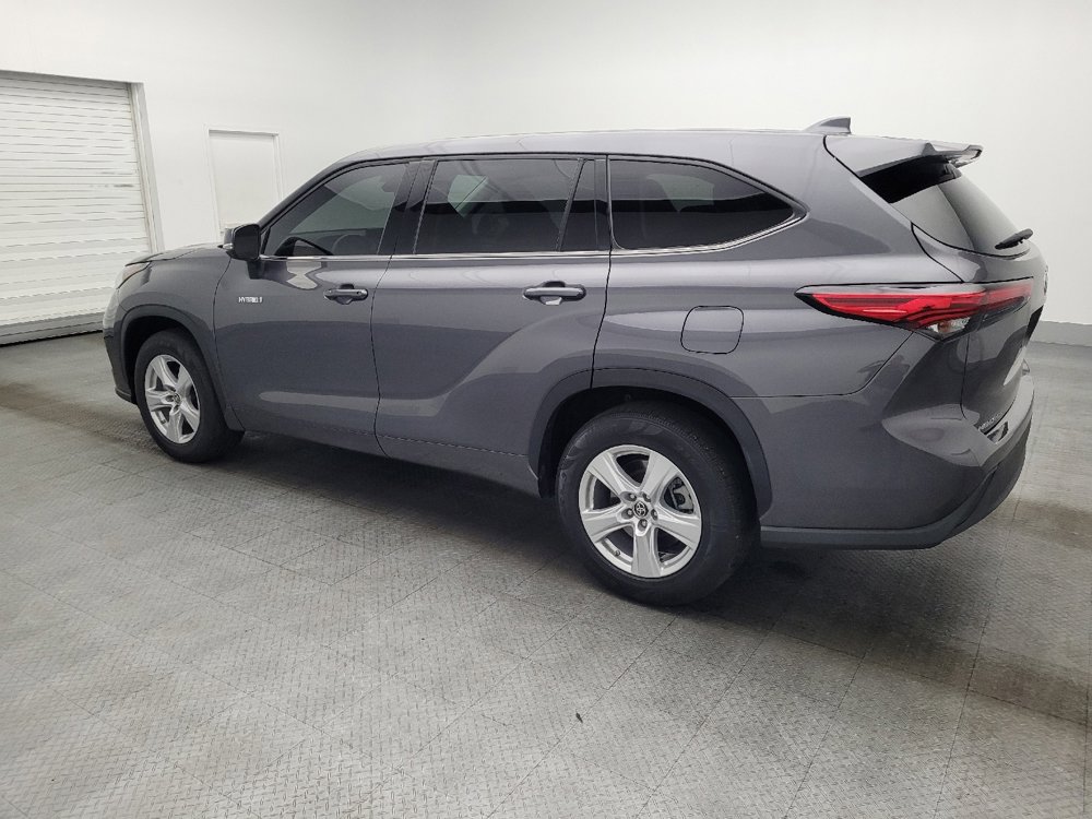 Used 2021 Toyota Highlander LE image 3