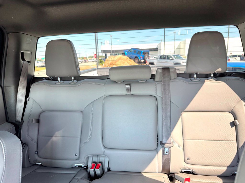 Used 2025 Chevrolet Silverado 1500 LTZ AWD/4WD image 19