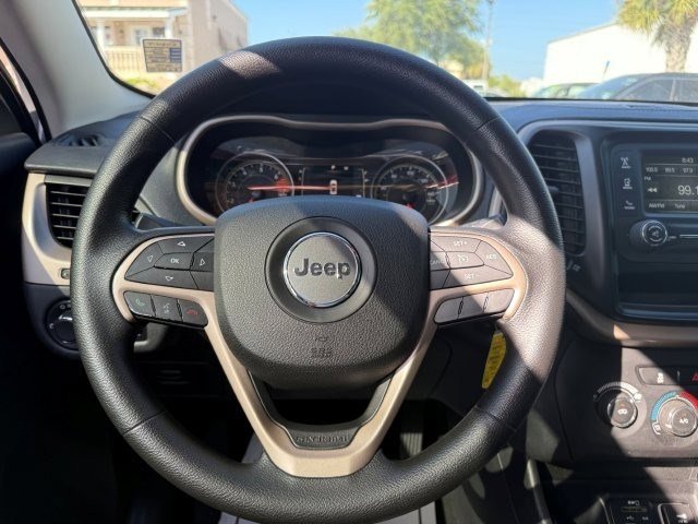 Used 2016 Jeep Cherokee Sport FWD image 17