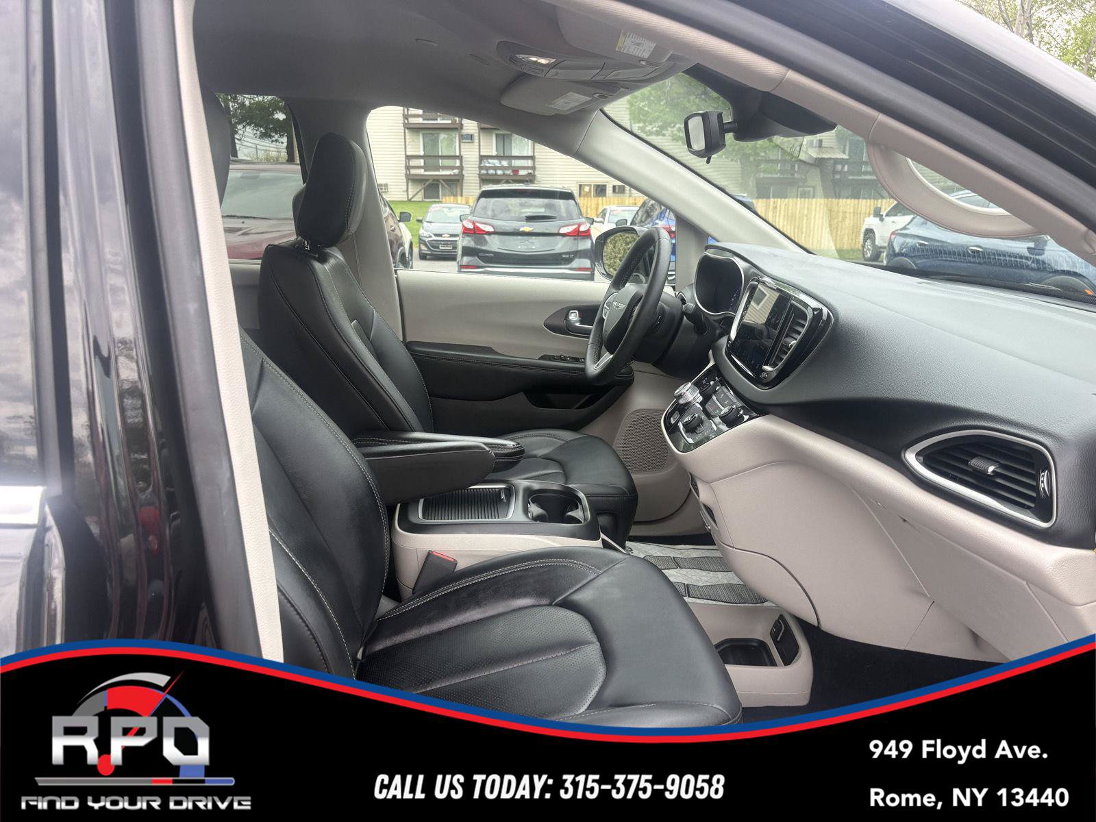 Used 2024 Chrysler Pacifica Touring-L FWD image 32