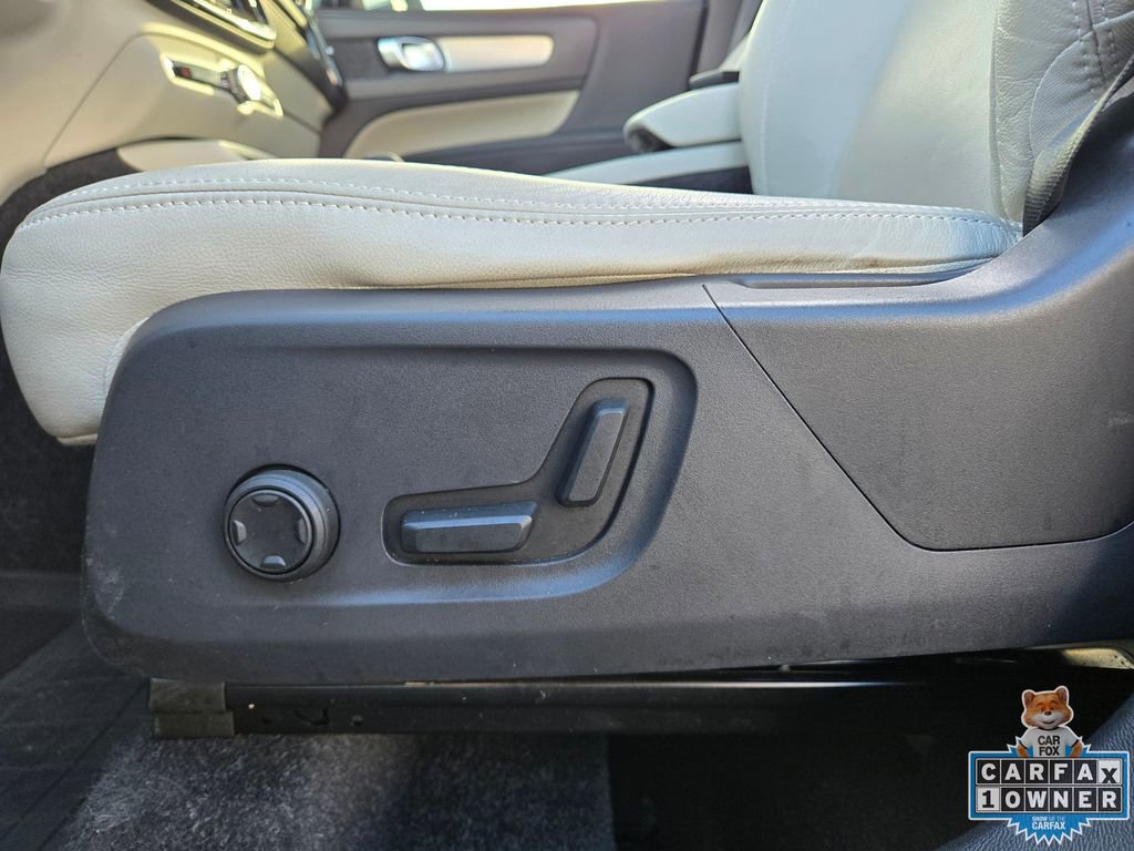 Used 2019 Volvo XC40 T4 Momentum image 29