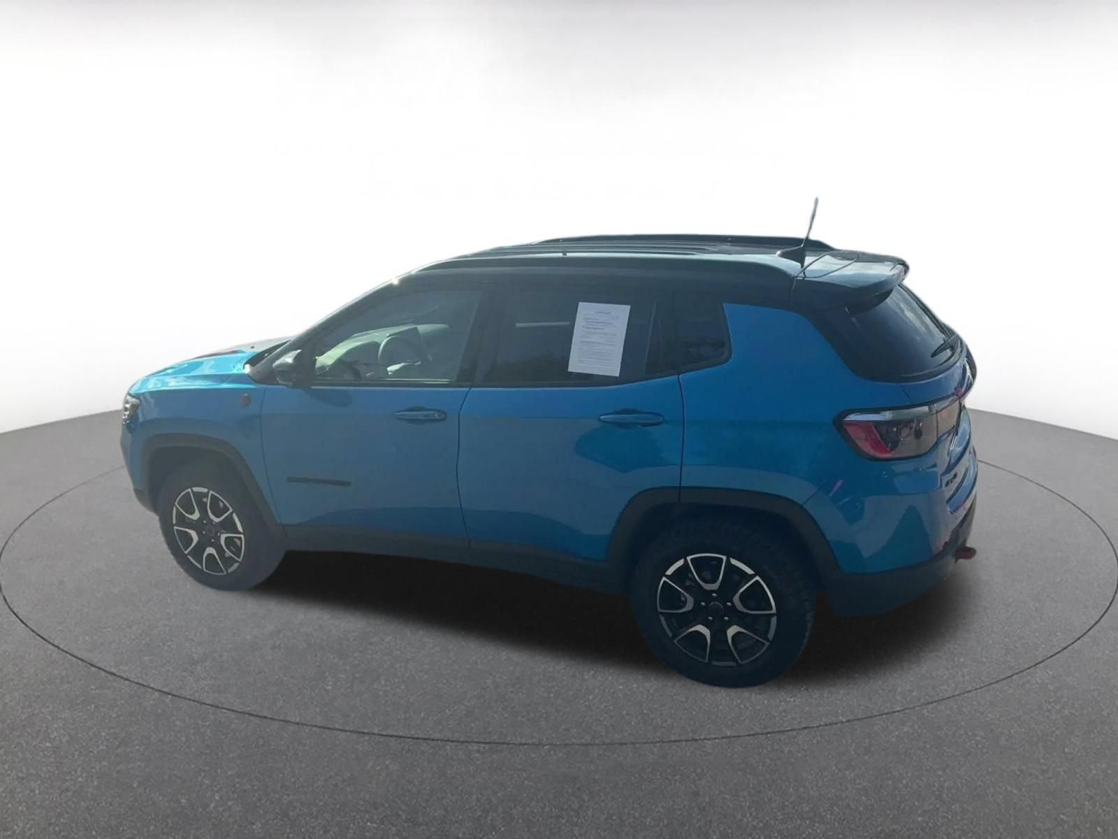 Used 2025 Jeep Compass Trailhawk AWD/4WD image 9