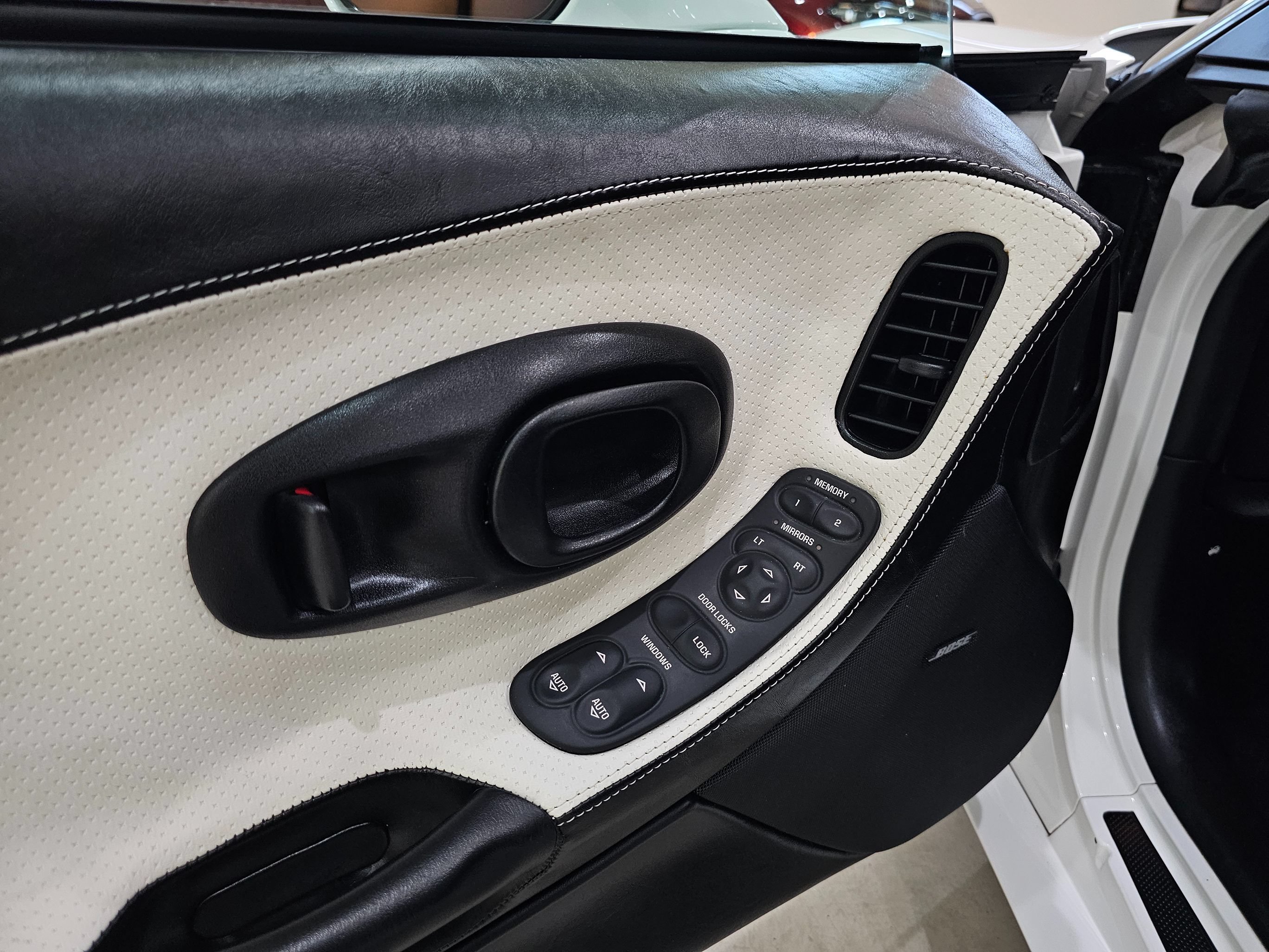 Used 2004 Chevrolet Corvette Convertible w/ Preferred Equipment Group RWD image 18