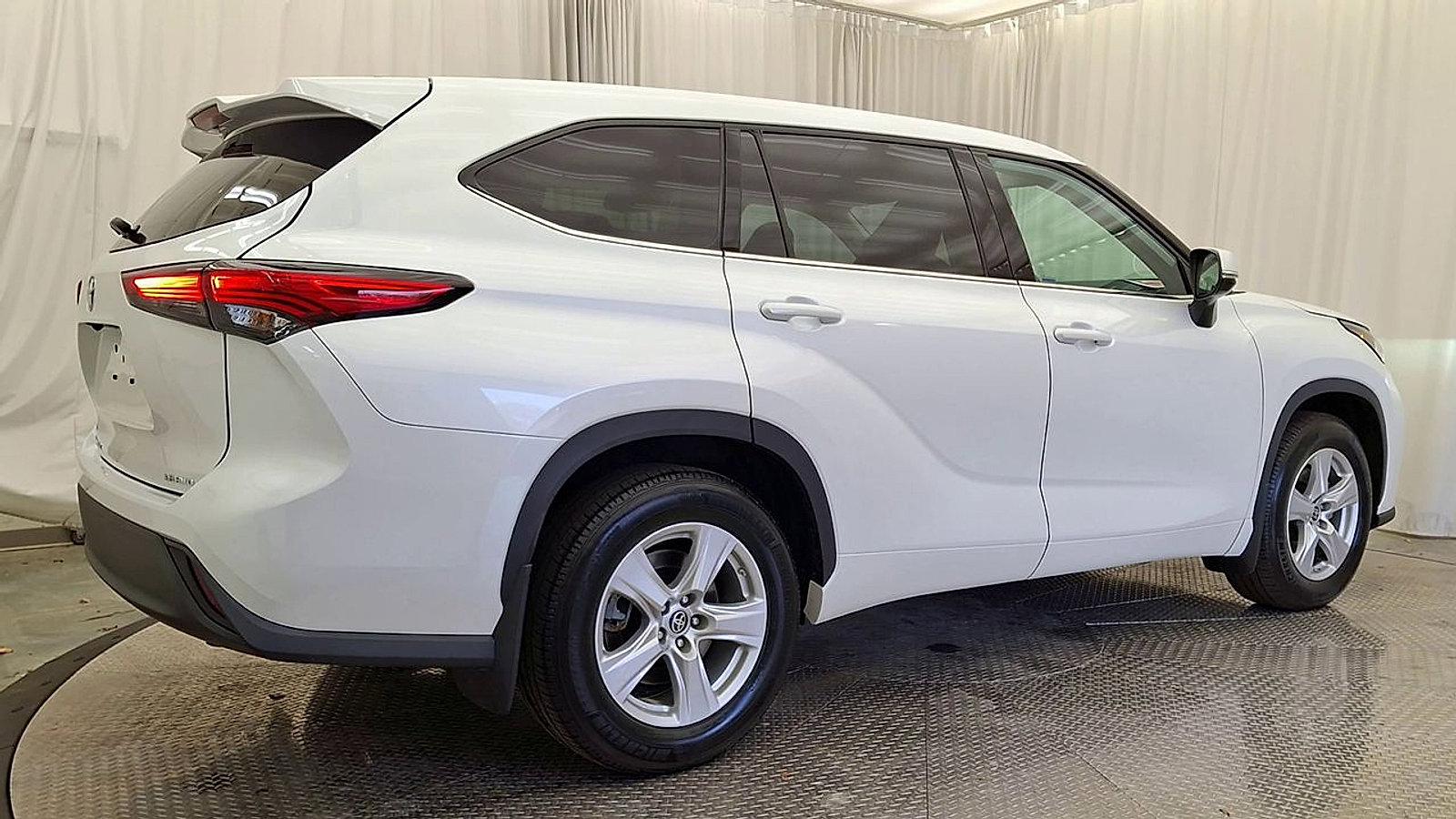 Used 2022 Toyota Highlander LE AWD/4WD image 3