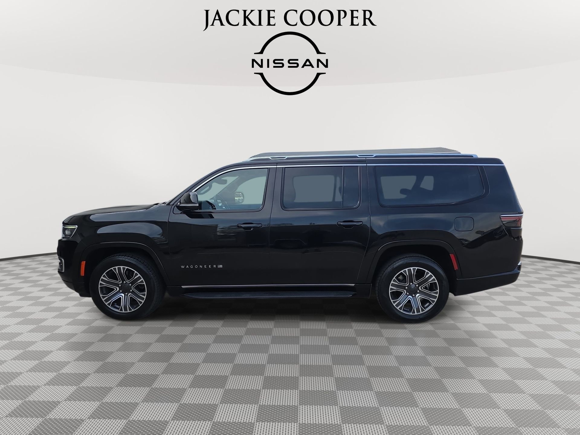 Used 2024 Jeep Wagoneer L Series II RWD image 8
