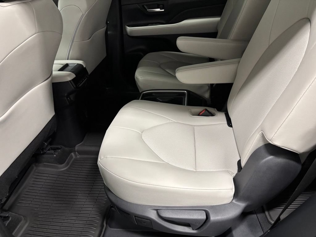 Used 2025 Toyota Grand Highlander AWD image 47