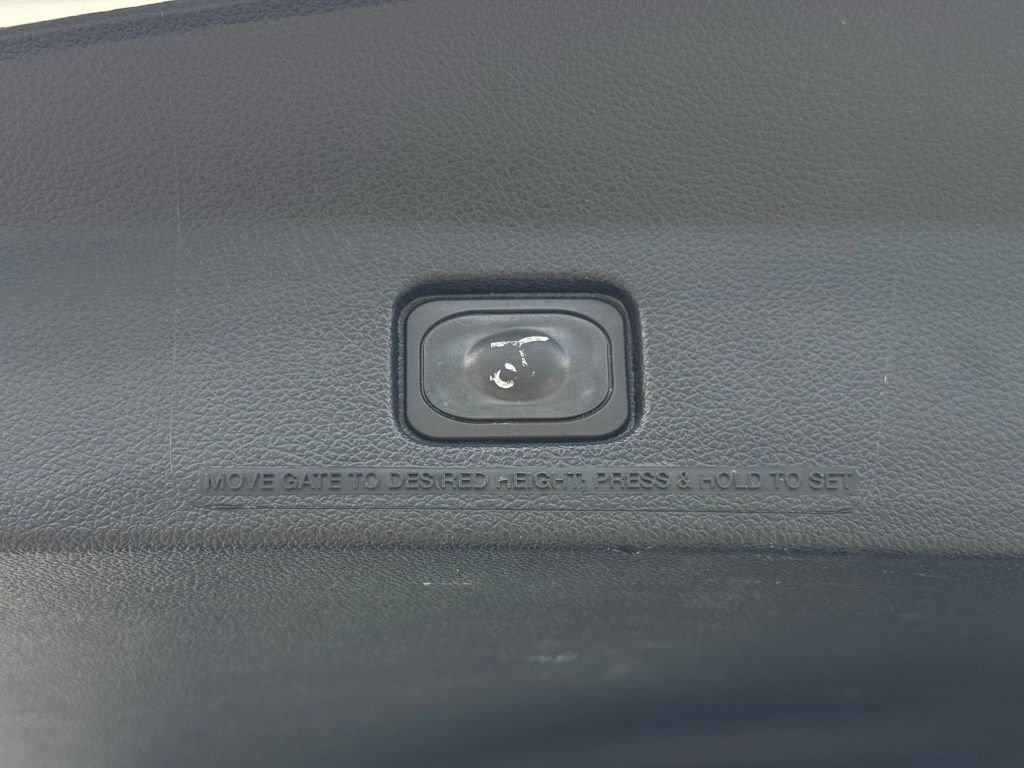 Used 2018 Ford Explorer XLT w/ Equipment Group 202A AWD/4WD image 19