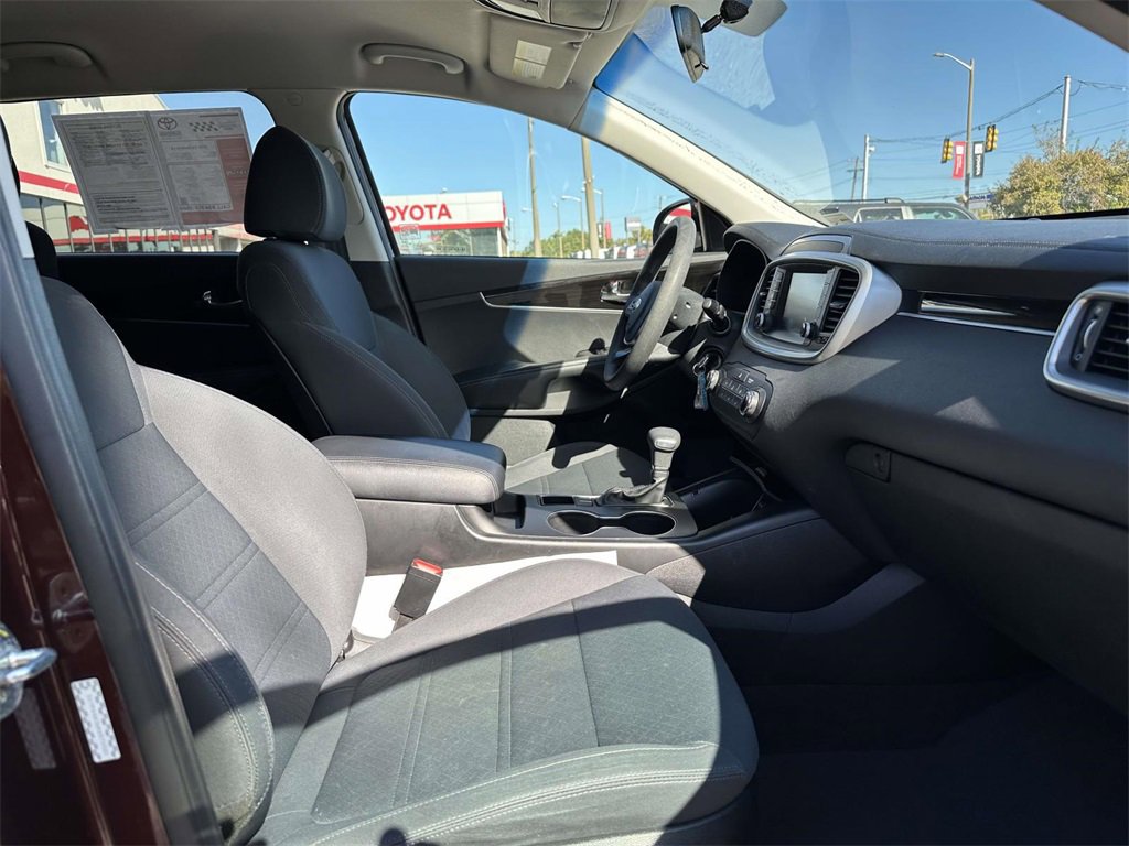 Used 2019 Kia Sorento LX image 16