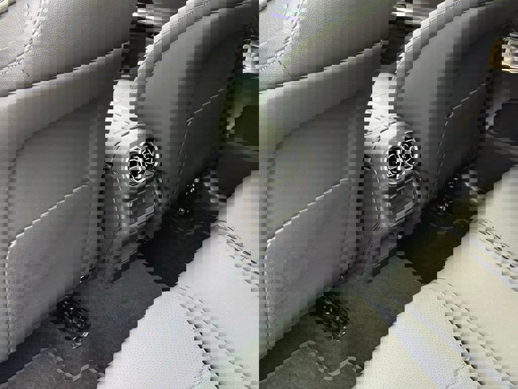 Used 2025 Mercedes-Benz GLC 300 image 29