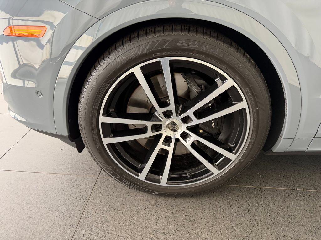 Certified 2025 Porsche Cayenne Turbo AWD/4WD image 10
