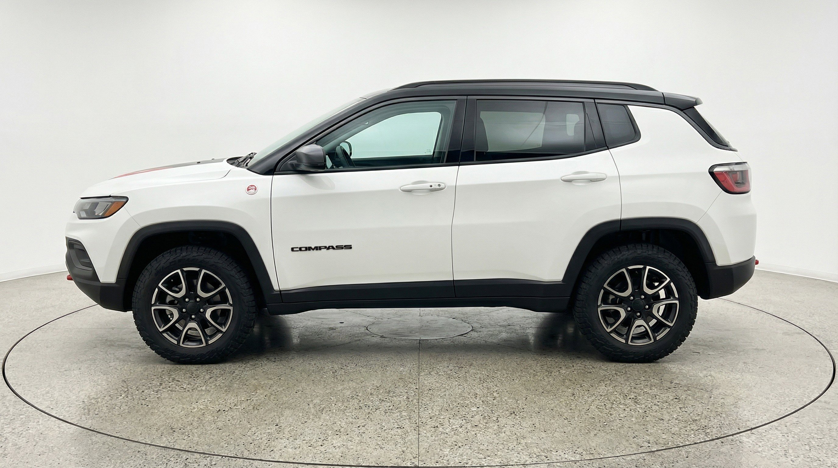 Used 2025 Jeep Compass Trailhawk image 5