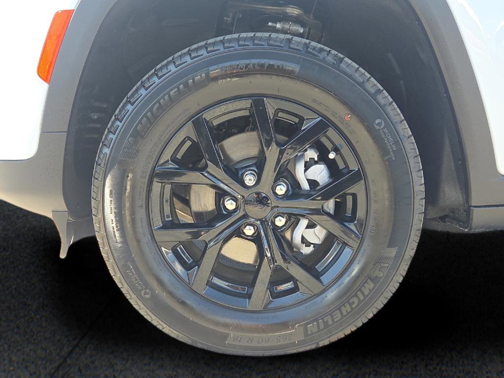 Used 2025 Jeep Grand Cherokee Altitude AWD/4WD image 18