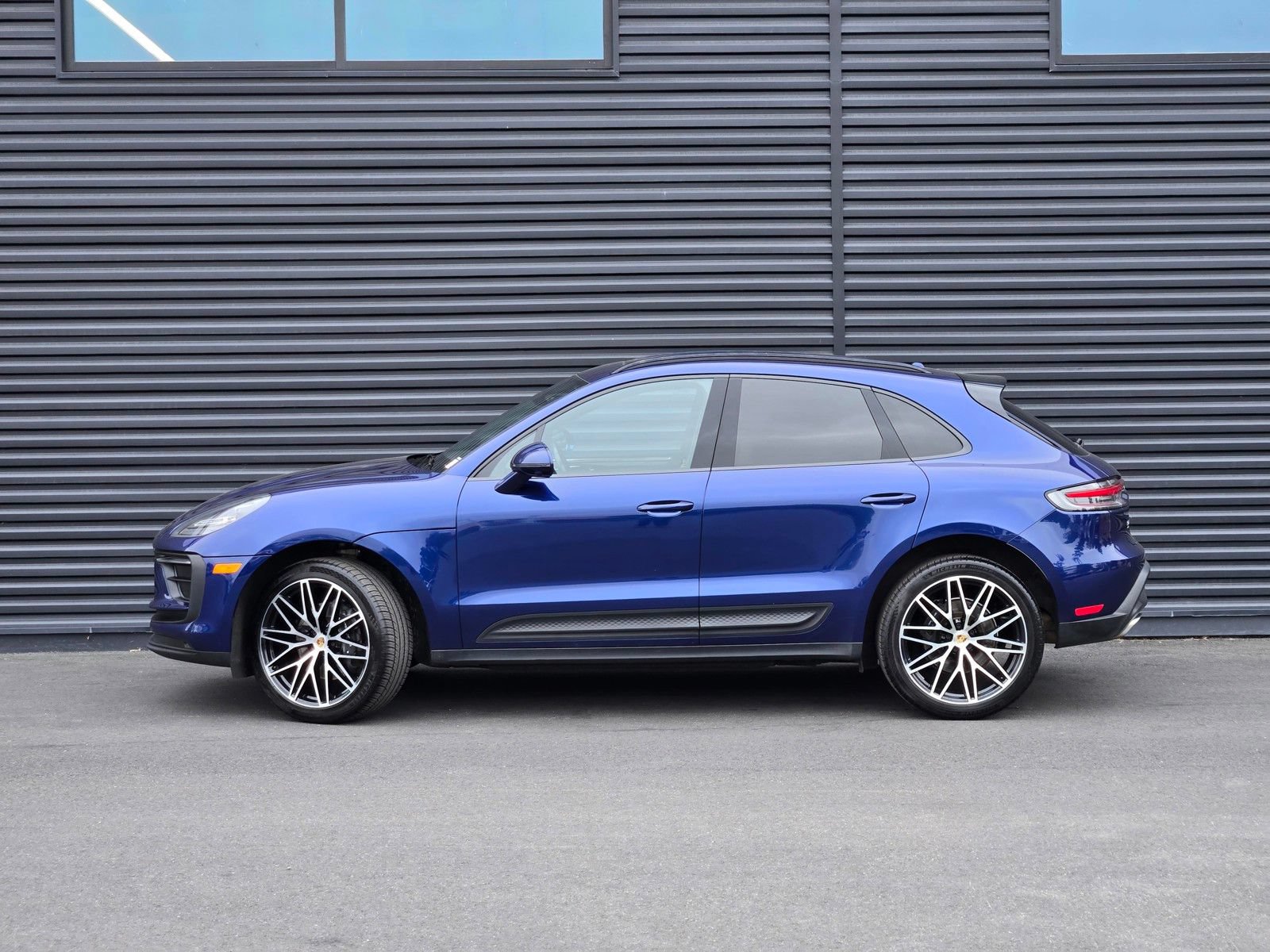 Used 2024 Porsche Macan AWD/4WD image 2