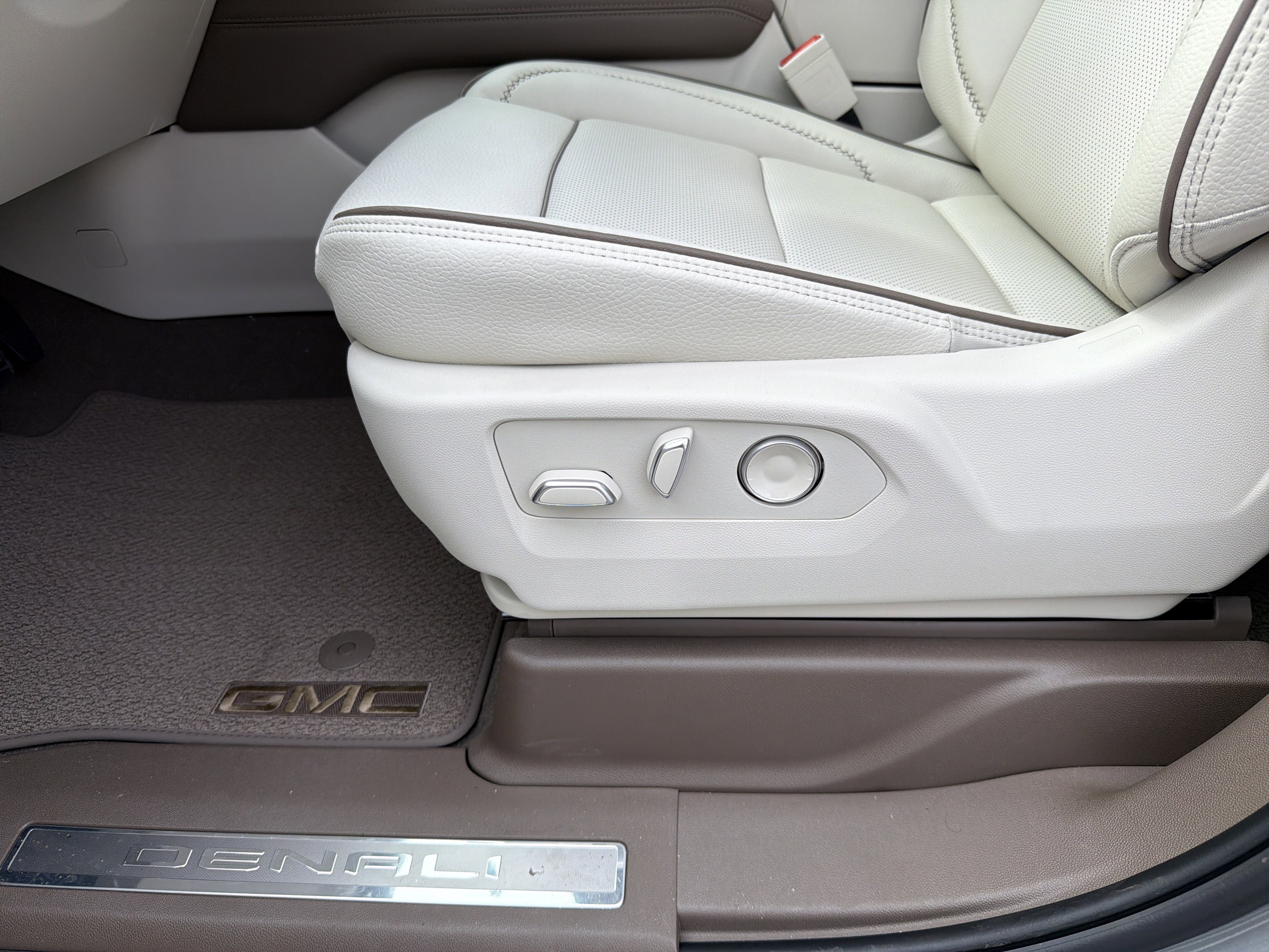 New 2026 GMC Yukon XL Denali image 11