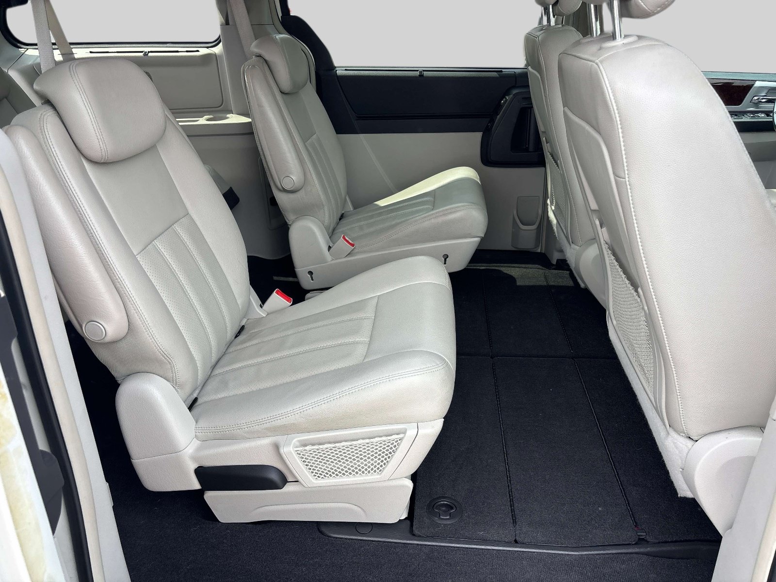 Used 2010 Chrysler Town & Country Touring Plus FWD image 18