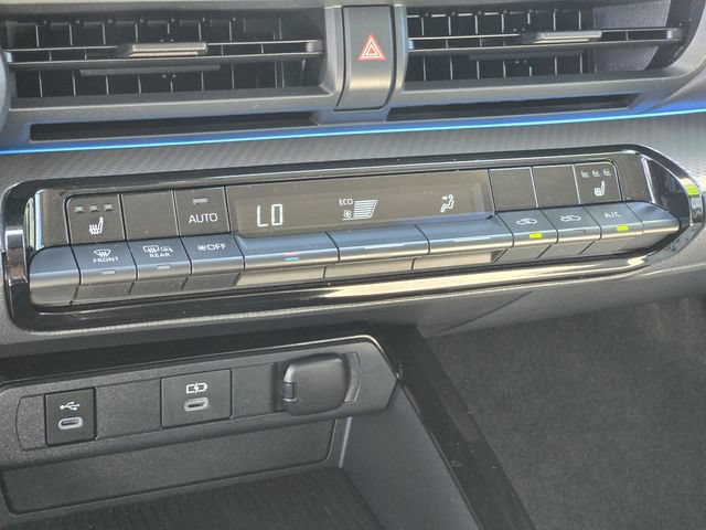 Used 2023 Toyota Prius XLE FWD image 19