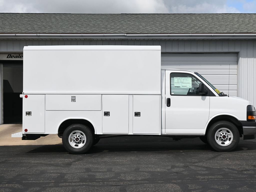New 2025 GMC Savana 3500 w/ Power Convenience Package RWD image 4