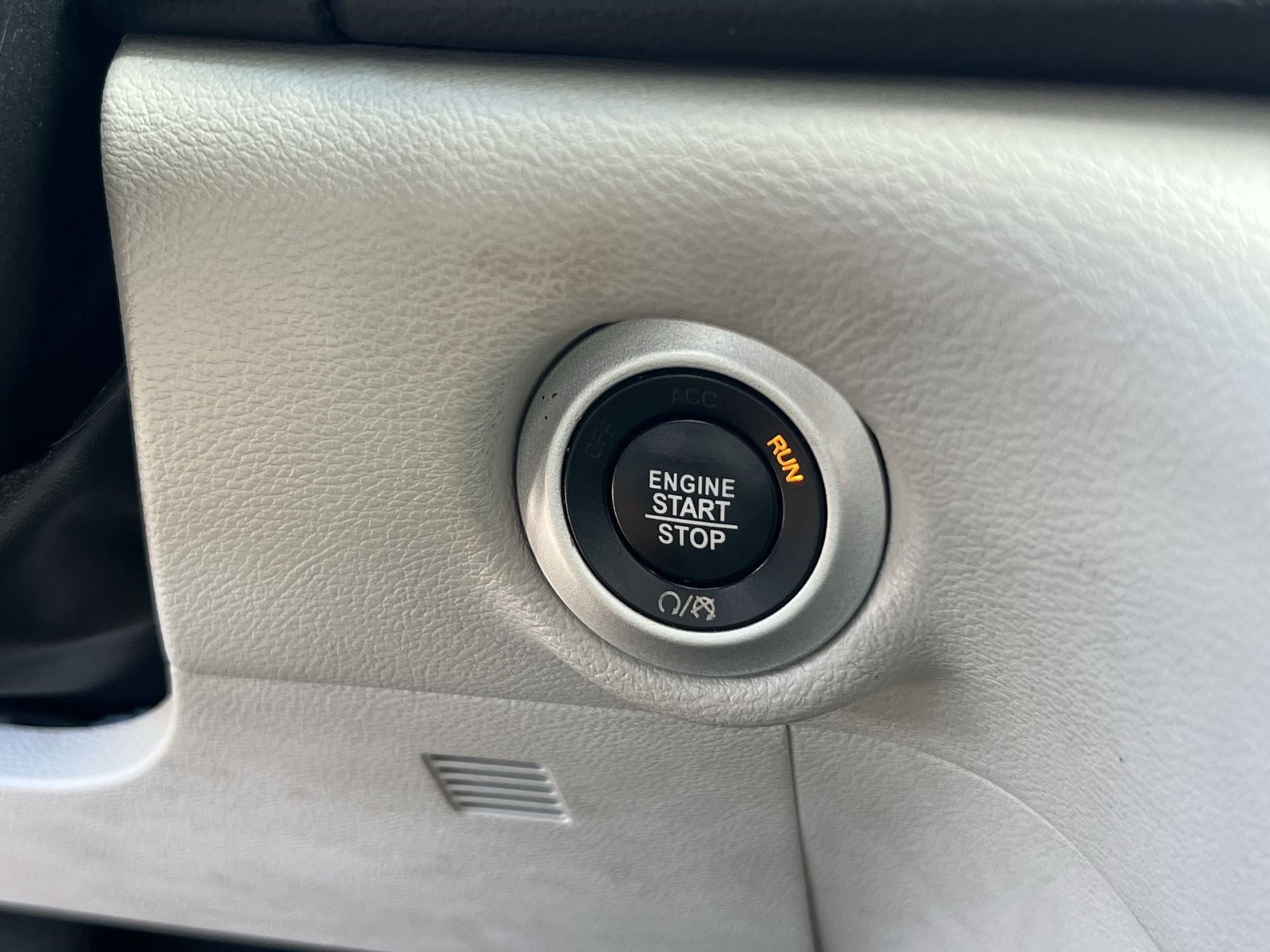 Used 2018 Chrysler Pacifica Touring-L FWD image 33